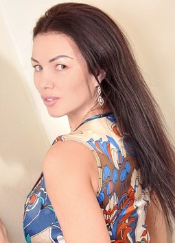 Yuliya from Kharkov, 47 years, with green eyes, dark brown hair, Christian, Currently unemployed.