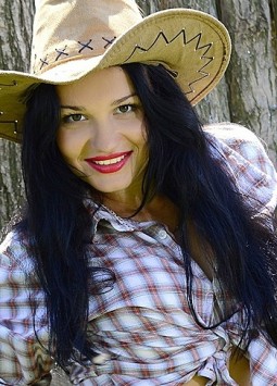 Ilona from Zaporizhzhia, 29 years, with brown eyes, black hair, Christian, a singer.