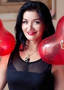 Elena from Odessa, 34 years, with green eyes, black hair, Make-up artist, model.