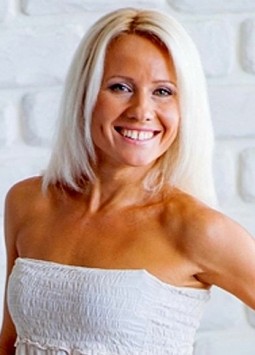 Larisa from Dnepropetrovsk, 45 years, with green eyes, blonde hair, Christian, Philologist.