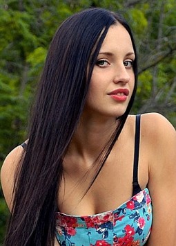 Viktoria from Nikolaev, 27 years, with green eyes, black hair, Christian, cook.