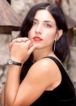 Alina from Odessa, 31 years, with green eyes, dark brown hair, Christian, client service manager.