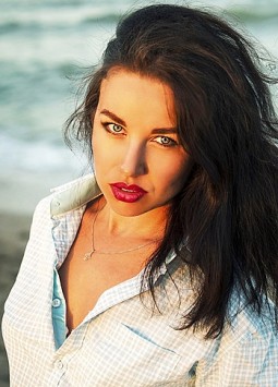 Anna from Donetsk, 33 years, with green eyes, dark brown hair, Christian, jury.