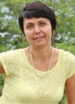 Elena from Odessa, 52 years, with green eyes, black hair, Christian, seller.