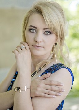 Katerina from Nicolaev, 34 years, with green eyes, blonde hair, Christian, hotel administrator.