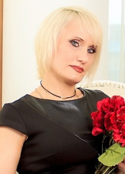 Natalia from Kharkov, 50 years, with green eyes, blonde hair, Christian, Administrator.