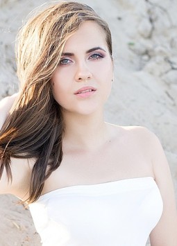 Eugeniya from Berdyansk, 28 years, with green eyes, dark brown hair, Christian.