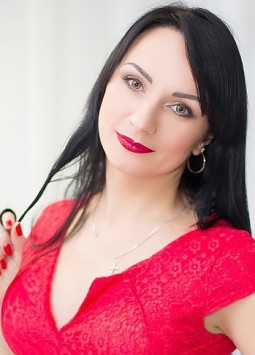 Tatiana from Kharkov, 40 years, with green eyes, black hair, Christian, Economist.