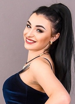 Julia from Kharkov, 27 years, with brown eyes, black hair, Christian, student.