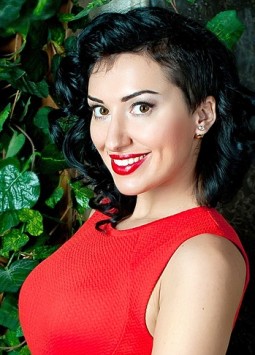 Nino from Tbilisi, 36 years, with brown eyes, black hair, Christian, interpreter.