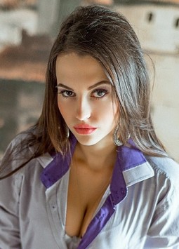 Diana from Kiev, 28 years, with brown eyes, black hair, Christian, Visagiste.