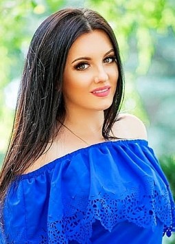 Nataliya from Nikolaev, 33 years, with green eyes, black hair, Christian, administrator.
