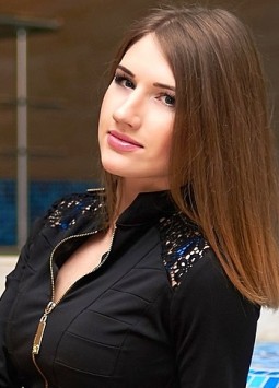 Julia from Moscow, 32 years, with green eyes, dark brown hair, Christian, Shop assistant.