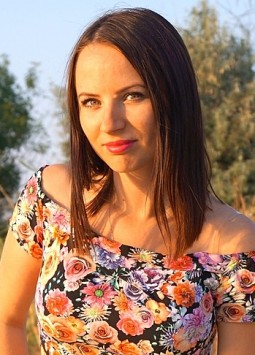 Ekaterina from Nikolaev, 34 years, with green eyes, dark brown hair, Christian, Manager.