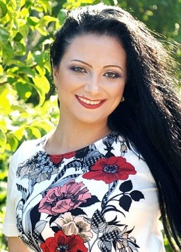 Anna from Kharkov, 38 years, with brown eyes, black hair, Christian, marketer.