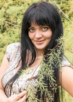 Anna from Nikolaev, 35 years, with blue eyes, black hair, Christian, seller.