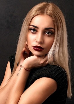 Oksana from Cherkasy, 32 years, with green eyes, blonde hair, Christian, Economist.