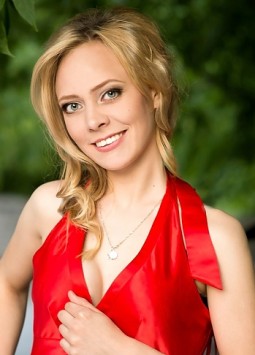 Elena from Kiev, 28 years, with green eyes, blonde hair, Christian, manager.