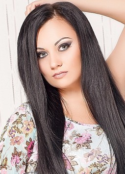 Anya from Lugansk, 33 years, with blue eyes, dark brown hair, Christian, Travel agent.