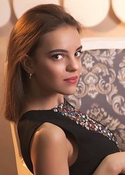 Alina from Kharkiv, 27 years, with green eyes, dark brown hair, Christian, Manager.