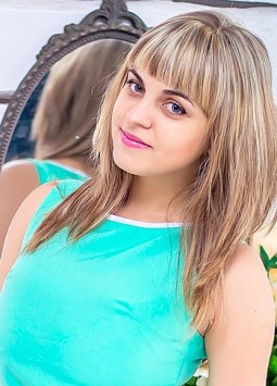 Viktoriya from Nikolaev, 29 years, with grey eyes, light brown hair, Christian, doctor.