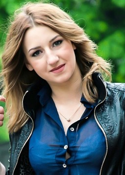 Viktoriya from Kharkov, 26 years, with green eyes, light brown hair, Christian, student.