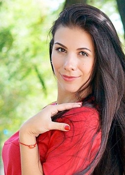 Yulia from Zaporozhye, 32 years, with brown eyes, dark brown hair, Christian, Estate Manager.