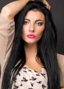 Ekaterina from Lviv, 31 years, with green eyes, black hair, Christian, Manager.