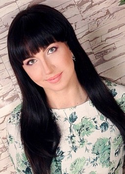 Regina from Kharkov, 34 years, with green eyes, dark brown hair, Christian, engineer.