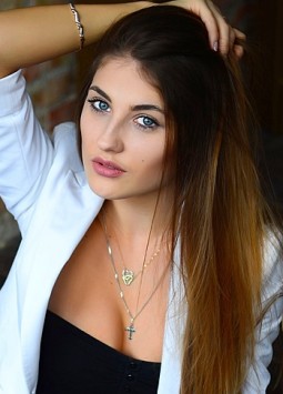 Juliya from Nikolaev, 30 years, with blue eyes, dark brown hair, Christian, stylist.