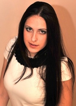 Alexandra from Dnepropetrovsk, 28 years, with green eyes, dark brown hair, Christian, baker.