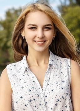Yana from Zaporozhie, 25 years, with green eyes, light brown hair, Christian, German Interpreter.