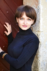 Julia from Kharkiv, 34 years, with green eyes, dark brown hair, Christian, University stuff. #8