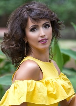 Olga from Odessa, 42 years, with brown eyes, dark brown hair, Christian, administrator.