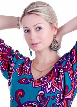 Julia from Kharkov, 42 years, with green eyes, blonde hair, Christian, Administrator.