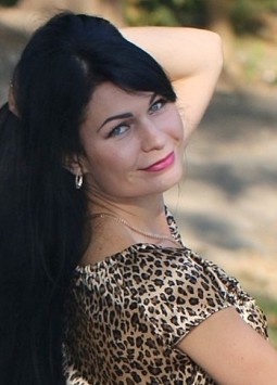 Irina from Nova Kahovka, 42 years, with green eyes, black hair, Christian, teacher.