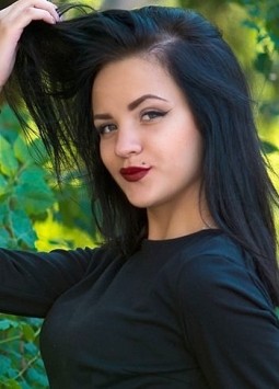 Mariya from Kherson, 26 years, with grey eyes, black hair, Christian, student.