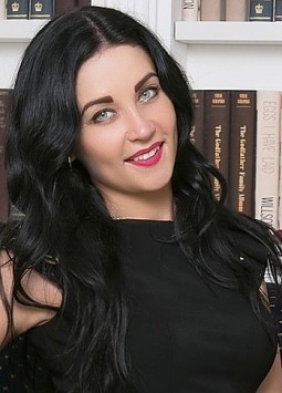 Anna from Kharkov, 35 years, with green eyes, black hair, Christian, manager.