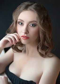 Svetlana from Minsk, 32 years, with green eyes, light brown hair, Christian, Realtor.