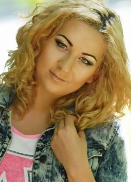 Elena from Poltava, 32 years, with green eyes, blonde hair, Christian, copywriter.