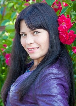 Tatyana from Pryluky, 40 years, with green eyes, dark brown hair, Christian, salesperson.