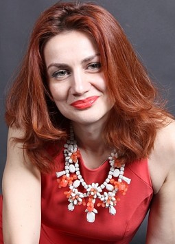Zoya from Kiev, 44 years, with green eyes, auburn hair, Christian, teacher at university.