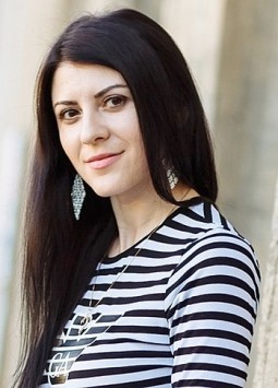 Inna from Kiev, 34 years, with brown eyes, black hair, Christian, Journalist.