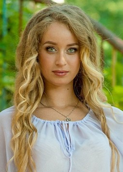 Anna from Zaporozhye, 31 years, with green eyes, blonde hair, Christian, Engineer.
