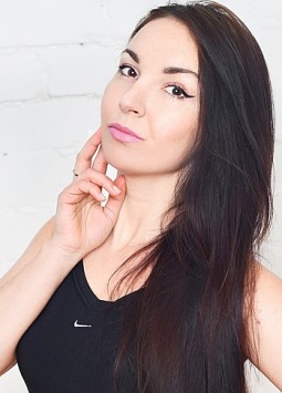 Yana from Kherson, 31 years, with brown eyes, black hair, Christian, fitness trainer.