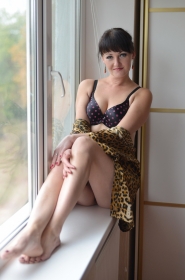 Elena from Nikopol, 40 years, with green eyes, black hair, Christian, cook. #1