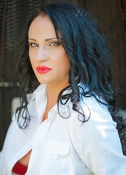 Elena from Dnipro, 49 years, with green eyes, black hair, Christian, stylist.