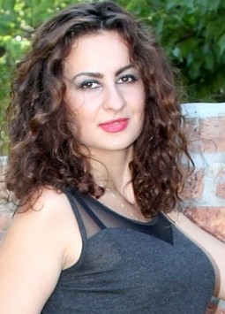 Alina from Cherkassy, 25 years, with brown eyes, dark brown hair, Christian, designer.