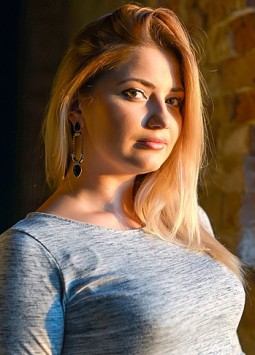 Alina from Poltava, 31 years, with green eyes, blonde hair, Christian, Office manager.