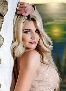 Julia from Kiev, 34 years, with brown eyes, blonde hair, Christian, hairdresser.